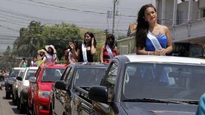 La avenida San Isidro fue el escenario donde se realizaron hoy los actos conmemorativos, donde además se disfrutó de fuegos pirotécnicos y un desfile con el cortejo de princesas.