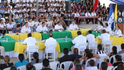 La Corporación Municipal en pleno compartió con los pobladores de Naco. Foto: Yoseph Amaya