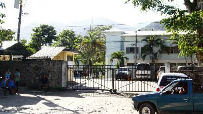 Familiares de las víctimas reclamaron los cadáveres ayer en la morgue.