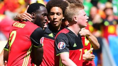 Lukaku, Witsel y Kevin de Bruyne festejando uno de los goles. Foto AFP.