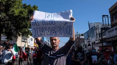 Varias personas se unieron este domingo para protestar en contra de la caravana de migrantes en Tijuana.