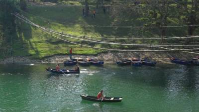 Los recorridos en canoa sobre las mansas aguas de un canal artificial están cobrando auge en el sector de El Edén en el municipio de Santa Cruz de Yojoa.
