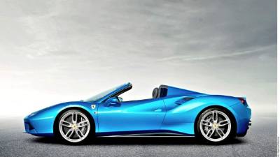 Este auto está movido por el poderoso V8 de 670 caballos, que le permite alcanzar los 325 km/h.