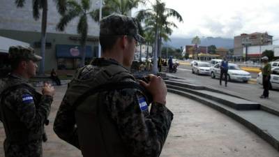 Militares y policías conforman los dispositivos para proteger a los ciudadanos.