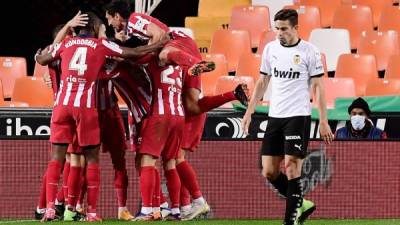 Los jugadores del Atlético de Madrid celebrando el gol del triunfo ante Valencia. Foto AFP