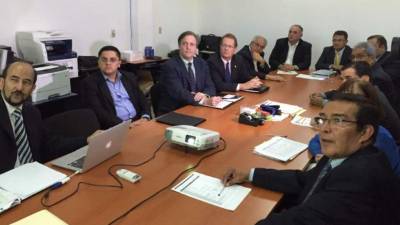 El embajador de Estados Unidos en Honduras, James Nealon, junto a miembros de la Junta Nominadora.