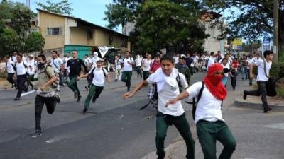 Los estudiante se dirigen hacia Casa Presidencial en Tegucigalpa.