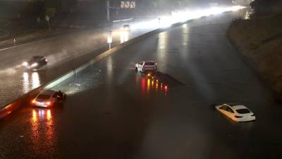 La tormenta tropical <b>Hilary</b> llegó el domingo a California desde México y las autoridades alertaron sobre inundaciones potencialmente mortales en el suroeste de Estados Unidos, una zona típicamente árida.