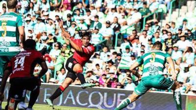 Michael Chirinos estuvo a punto de estrenarse como goleador en México al sacar un remate que fue desviado por el arquero del club campeón. FOTO LOBOS BUAP FACEBOOK.