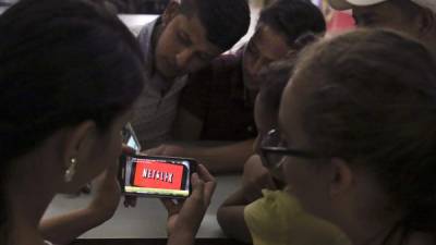 Una familia espera que inicie uno de los contenidos descargados en Netflix.