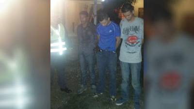 A la banda se les decomisó un vehículo tipo turismo marca Ford, color dorado, sin placas.