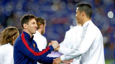 Lionel Messi y Cristiano Ronaldo se saludan antes del inicio de un clásico Barcelona-Real Madrid.