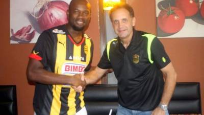 Osman Chávez junto al director deportivo del Real España, Daniel Uberti.