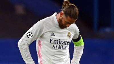 Sergio Ramos, cabizbajo por la eliminación del Real Madrid ante Chelsea. Foto AFP