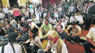 Un grupo de periodistas, fotógrafos y camarógrafos durante una conferencia de prensa en Tegucigalpa.