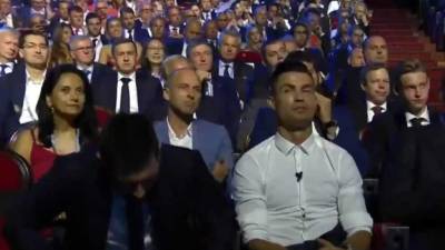 La cara que hizo Cristiano Ronaldo cuando Messi fue anunciado como Mejor Delantero de la temporada pasada.