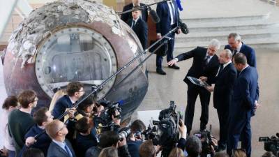 El presidente ruso, Vladímir Putin, junto al alcalde de Moscú, Sergei Sobyanin, y al viceprimer ministro de Rusia, Dmitri Rogozin. EFE
