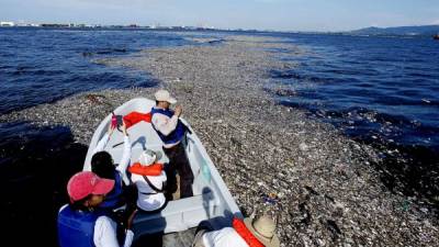 Ayer por la tarde en las playas de Omoa y Puerto Cortés se veían a unos 200 metros varias “mancha de basura” que calculaban llegarían hoy por la madrugada a la orilla. Fotos: Wendell Escoto.