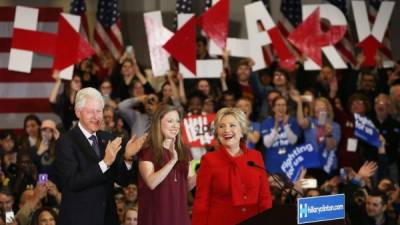 La precandidata demócrata celebró junto a su familia la victoria en Iowa a falta aún de resultados oficiales.