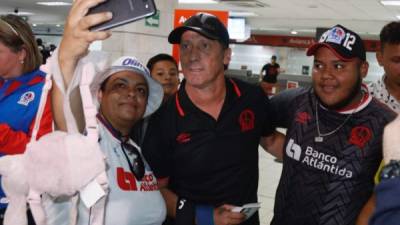Pedro Troglio recibió el cariño de la afición del Olimpia que lo fue a despedir al Aeropuerto Toncontín. Foto Ronald Aceituno.