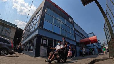 Para cumplir con la pensión mensual por vejez, el asegurado debe haber cumplido entre 60 y 65 años, y haber acreditado por lo menos 180 cotizaciones mensuales.