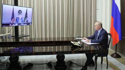 Putin y Biden sostienen una cumbre telemática para rebajar tensiones por Ucrania.