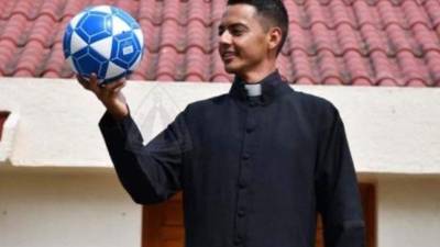 No fue una estrella del Olimpia, pero destacó en algunos partidos e inclusive fue mundialista con las selecciones menores de Honduras... Hoy Ángel Gabriel Castro, decidió dejar el fútbol para convertirse en nada más y nada menos que sacerdote.