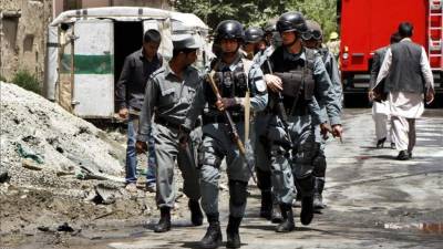 Un ataque suicida de los talibanes con coche bomba contra un convoy mixto de tropas de la OTAN y del Ejército afgano causó hoy al menos muertos.
