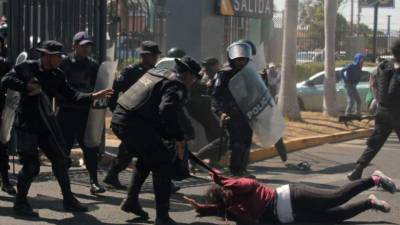 A pesar de las mesas de diálogo, las autoridades han mostrado su fuerza ante los opositores. AFP