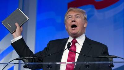 Trump utilizó una Biblia que le regaló su madre durante varios mitines en su campaña electoral.