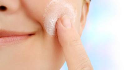 Los humectantes ayudan mantener la humedad en la piel.