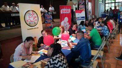 Cientos de hondureño acudieron a la feria de empleo en el museo de Antropología e Historia de San Pedro Sula.