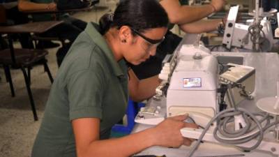 Cada año se gradúan más de mil alumnos de estos centros educativos.