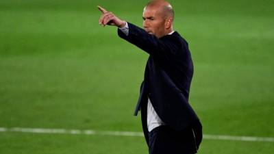 Zinedine Zidane dando instrucciones en el duelo Real Madrid vs Getafe. Foto AFP.