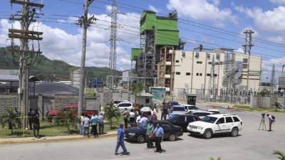 Dentro del carro quedó el cuerpo de Mirtal Yamil Escoto y a unos metros varios fajos de billetes que dejaron los delincuentes cuando se daban a la fuga.