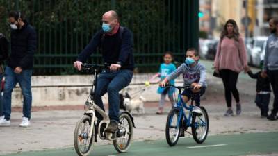 Las familias españolas recibieron autorización del Gobierno para sacar a sus hijos a pasear a las calles y parques por una hora al día./AFP.