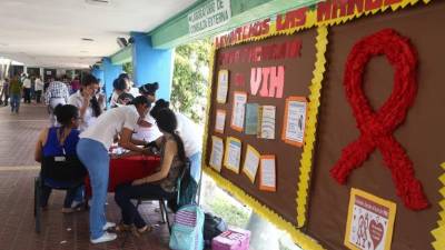 Durante la actividad se tomó la presión y se les dio charlas a las personas sobre el VIH.