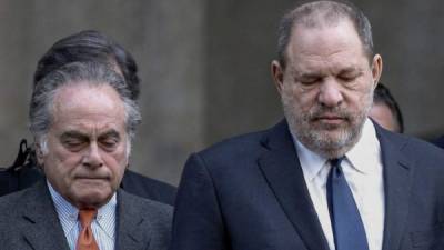Harvey Weinstein (D) y su abogado Benjamin Brafman (I). Archivo AFP.