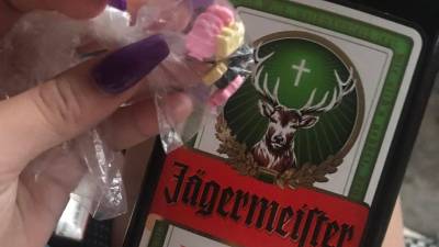 En esta imagen aparece una sampedrana sosteniendo con sus manos droga en forma de pastillas para su consumo final.