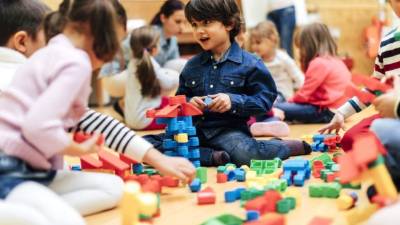 Los niños aprenden a mejorar sus habilidaes sociales.