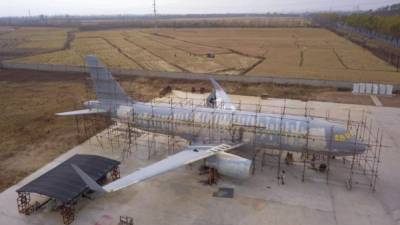 This aerial photo taken on October 25, 2018 shows people working on a full-size replica of an Airbus A320 passenger aircraft in Kaiyuan, China's northeastern Liaoning province. - Zhu Yue, a Chinese farmer and aviation enthusiast since childhood, had spent over 800,000 RMB (115,000 USD) on building the homemade aircraft replica, according to local media. (Photo by STR / AFP) / China OUT