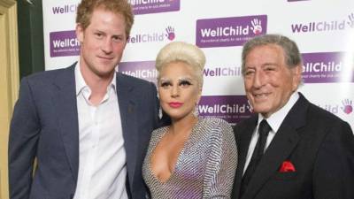 El príncipe Harry junto a Lady Gaga y Tony Bennett.