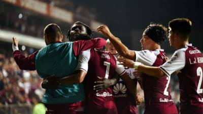 Los jugadores del Saprissa celebrando el gol del triunfo contra el Tigres.