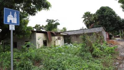 Muchas de las propiedades abandonadas por sus verdaderos propietarios lucen cargadas de montículo y totalmente deterioradas.