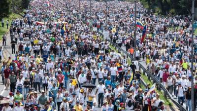 Agentes antimotines impidieron con bombas lacrimógenas el avance de una gigantesca marcha contra el presidente de Venezuela, Nicolás Maduro, en Caracas, en los primeros brotes de violencia que dejan varios heridos y un muerto.