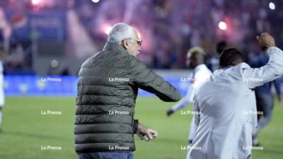 Manuel Keosseián lanzó un puñetazo al animador de la final, Robinson Miguel Montoya Martínez.