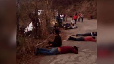 Fotografía muestra a los migrantes que lograron sobrevivir en el accidente vial en México. Foto tomada del Diario Tribuna Chiapas.
