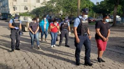 Entre los hondureños detenidos figura una mujer, de profesión médico, quien según las investigaciones utilizaba su uniforme e identificación para 'despistar' a la policía al momento de trasladar a los inmigrantes, señaló la Policía Nacional.