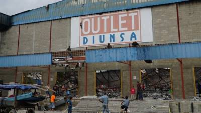 La tienda Outlet de Diunsa, una de las más afectadas por las turbas. El establecimiento, según informes, lo saquearon y posteriormente le prendieron fuego.