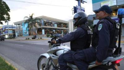 Policías circulan por toda la ciudad en motocicletas para proteger y servir a los ciudadanos.